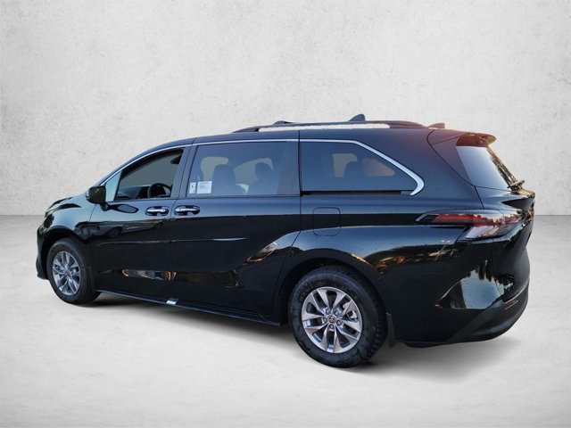 Used 2026 Toyota Sienna XLE FWD image 8