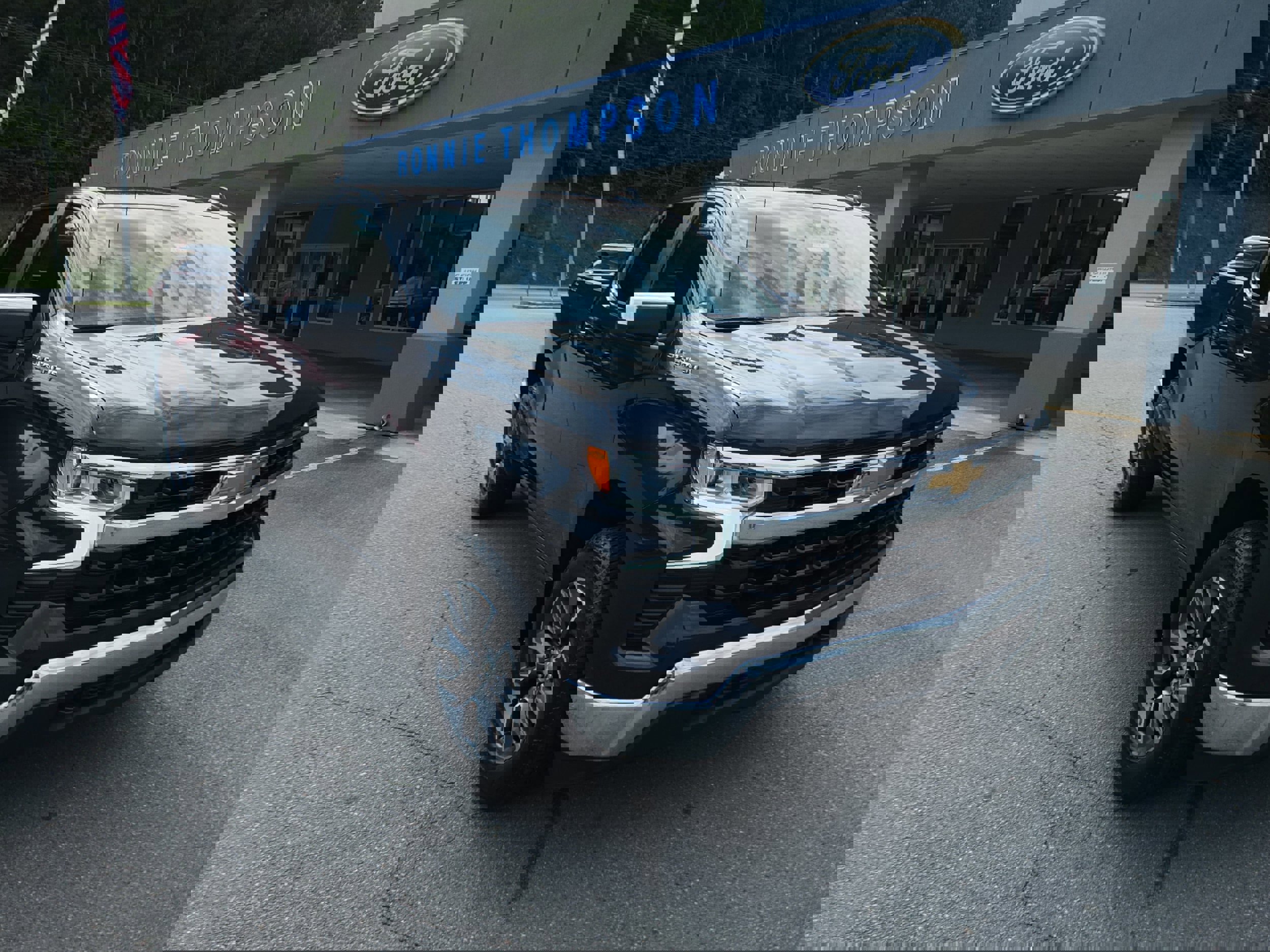 Used 2023 Chevrolet Silverado 1500 LT image 1