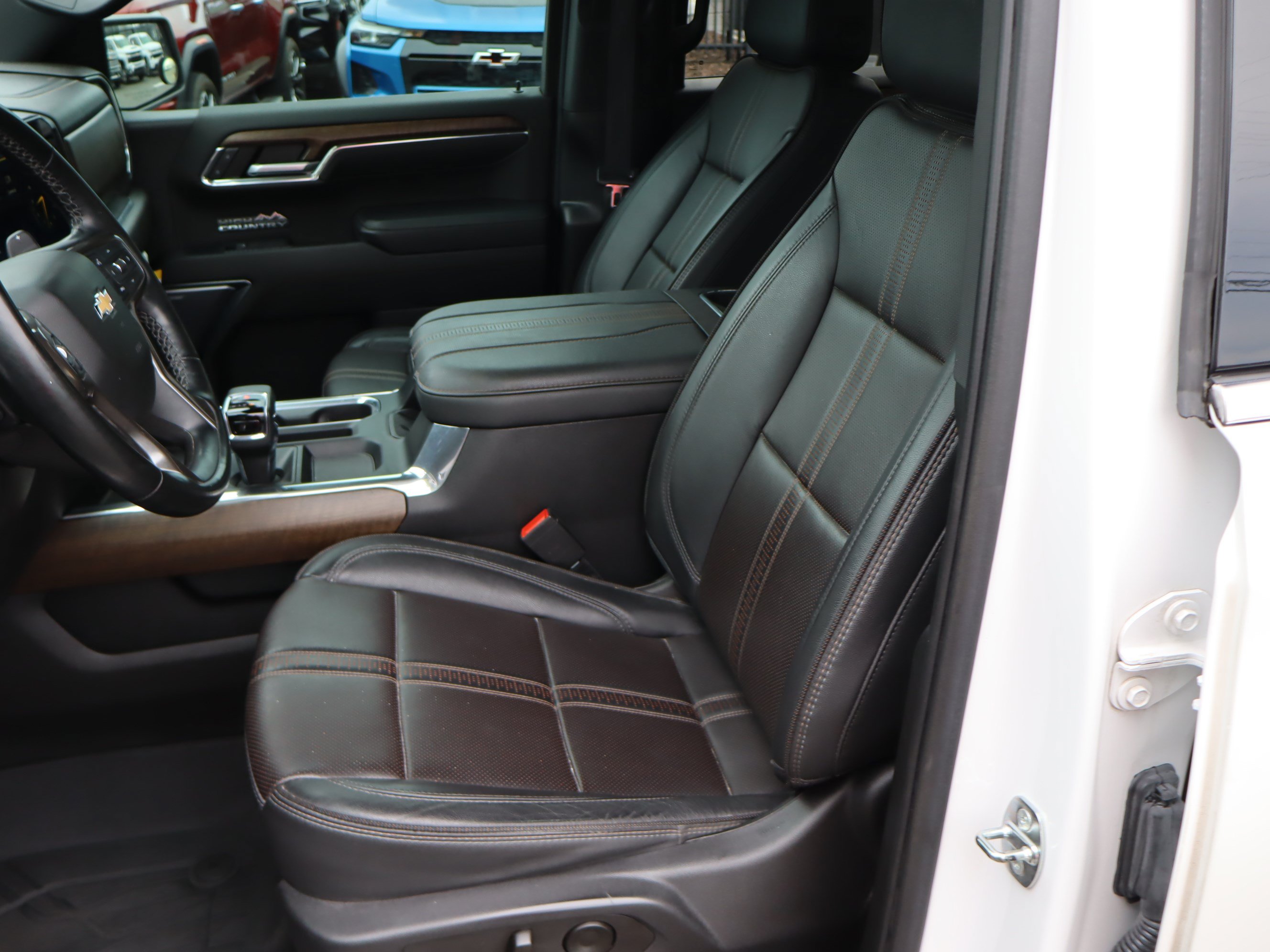 Used 2023 Chevrolet Silverado 1500 High Country w/ High Country Premium Package AWD/4WD image 19