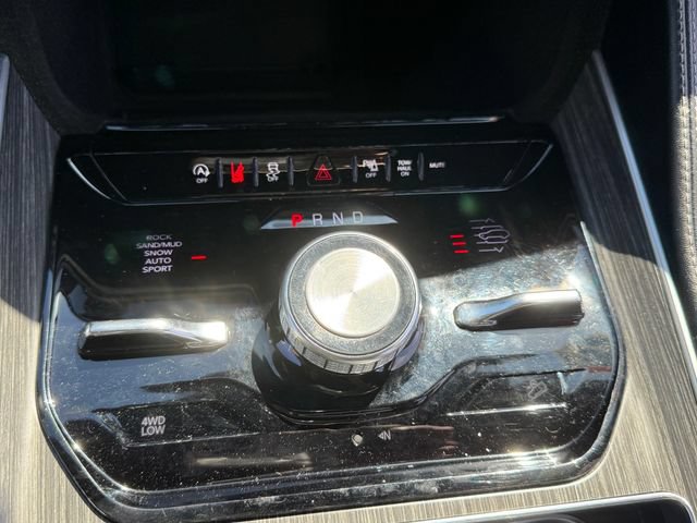 Used 2023 Jeep Wagoneer Series III w/ Preferred Equipment Group AWD/4WD image 22