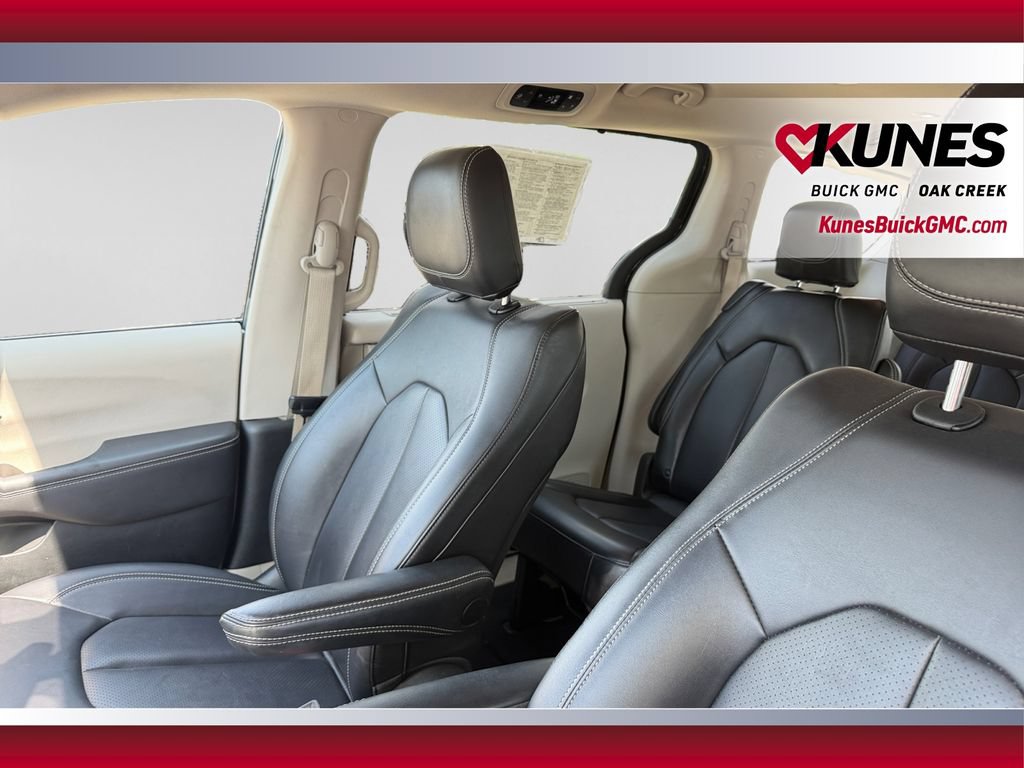 Used 2024 Chrysler Pacifica Touring-L FWD image 23