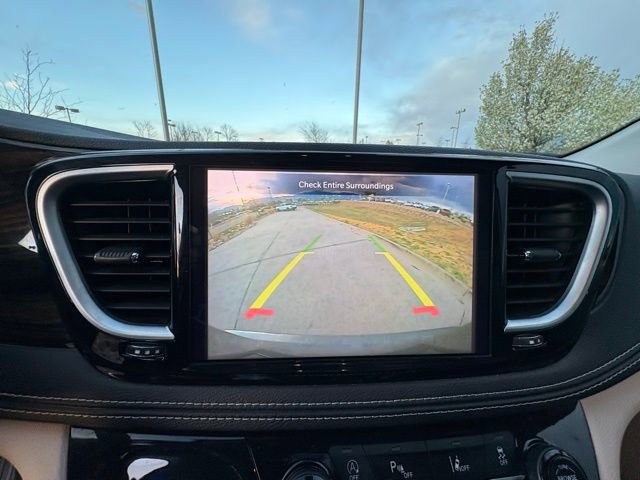 Used 2023 Chrysler Pacifica Limited image 25