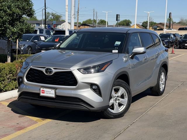 Used 2025 Toyota Highlander LE image 2