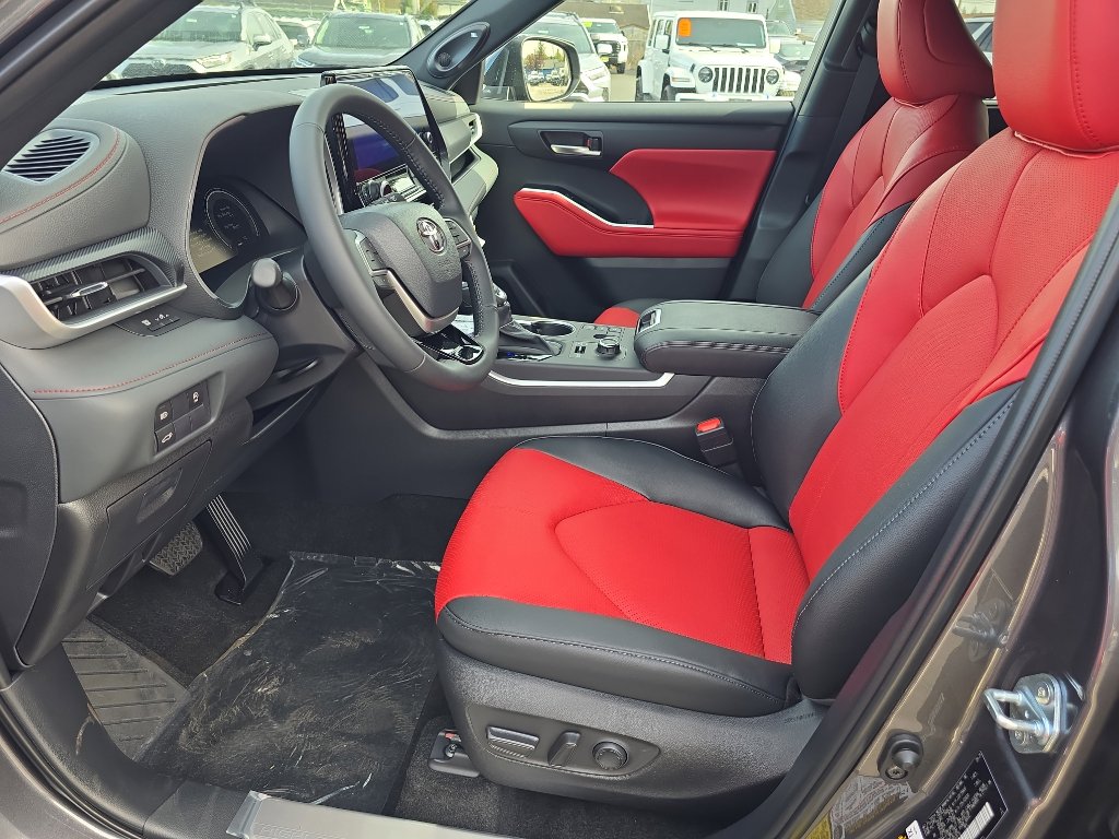New 2025 Toyota Highlander XSE image 17