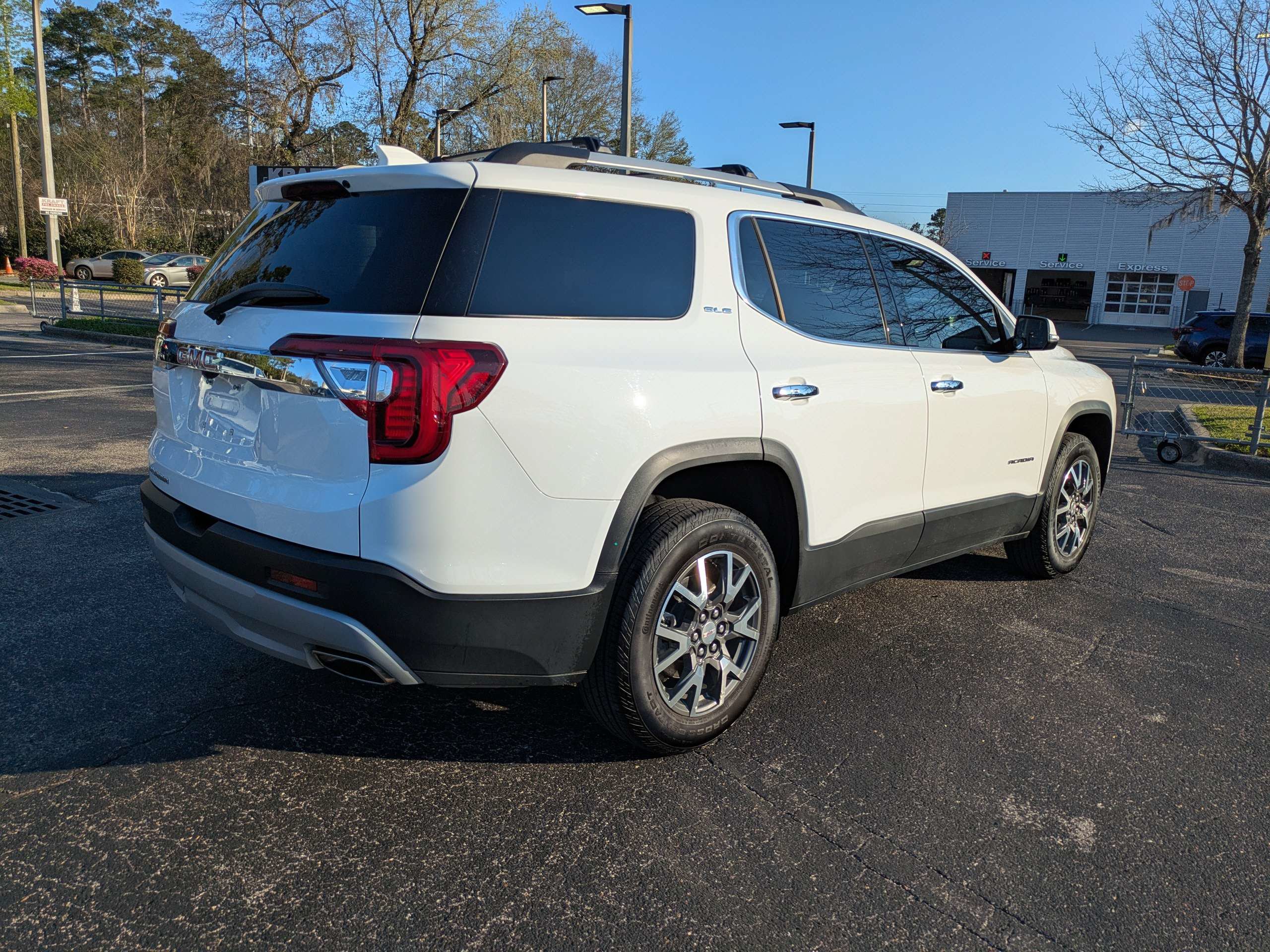 Used 2023 GMC Acadia SLE w/ Driver Convenience Package FWD image 4