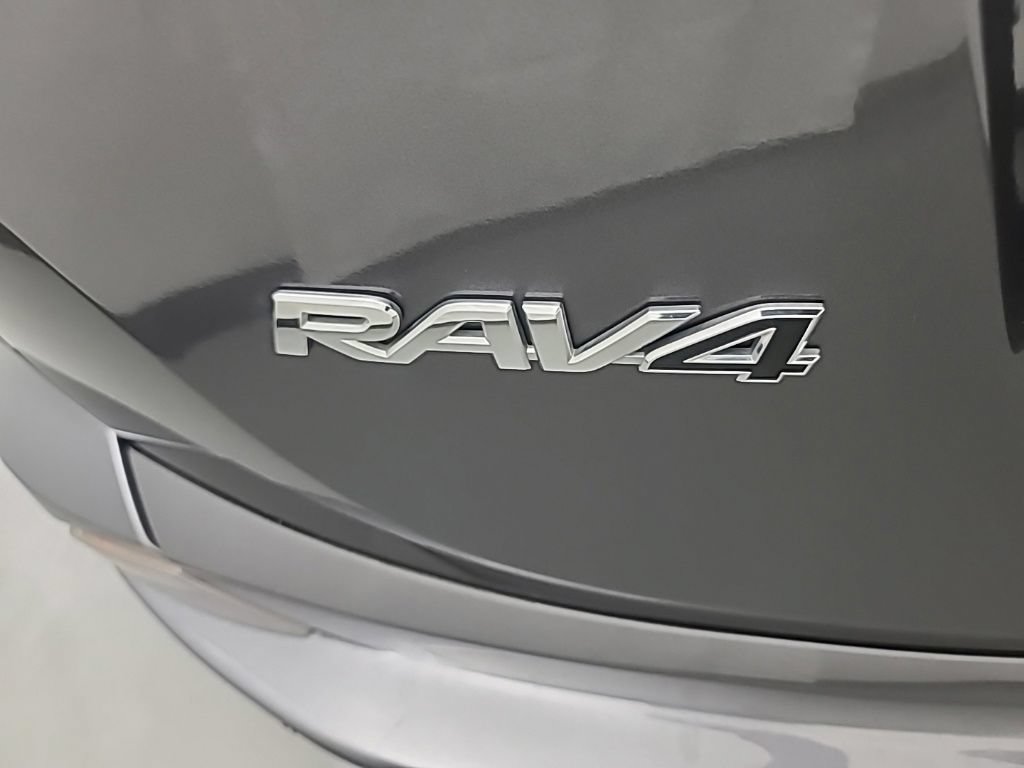 Used 2018 Toyota RAV4 XLE w/ Plus Extra Value Package FWD image 11