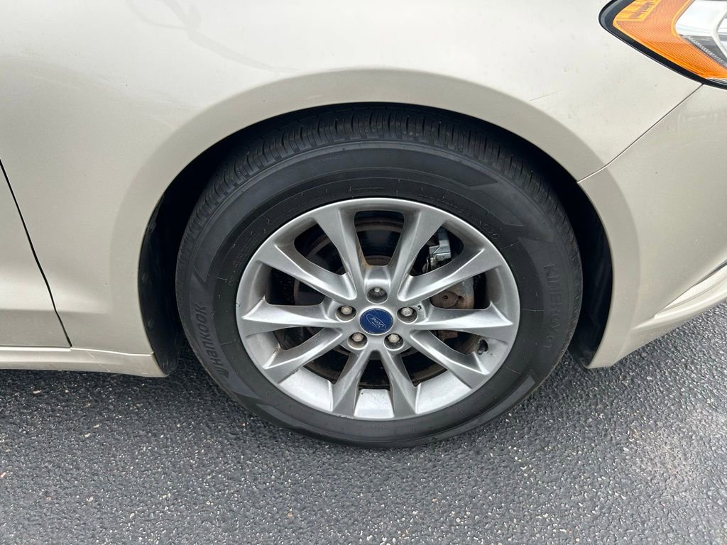 Used 2017 Ford Fusion SE w/ Fusion SE Technology Package image 2