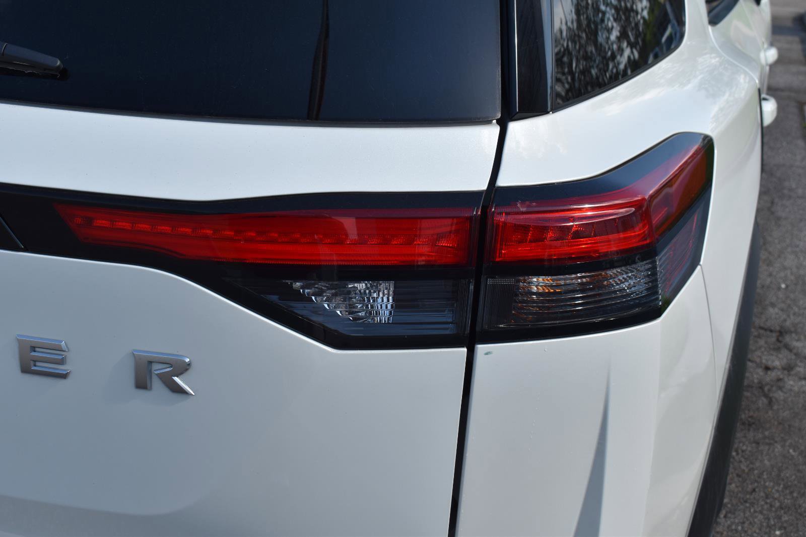Used 2024 Nissan Pathfinder SL FWD image 11