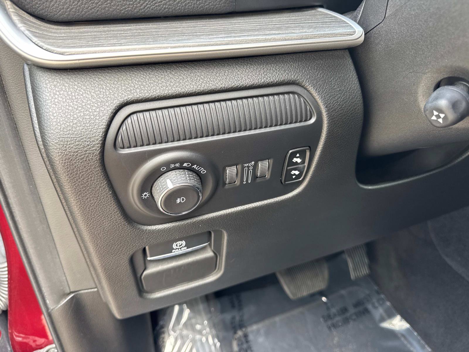 Certified 2024 Jeep Wagoneer Series II w/ Flexible Seating Group RWD image 32