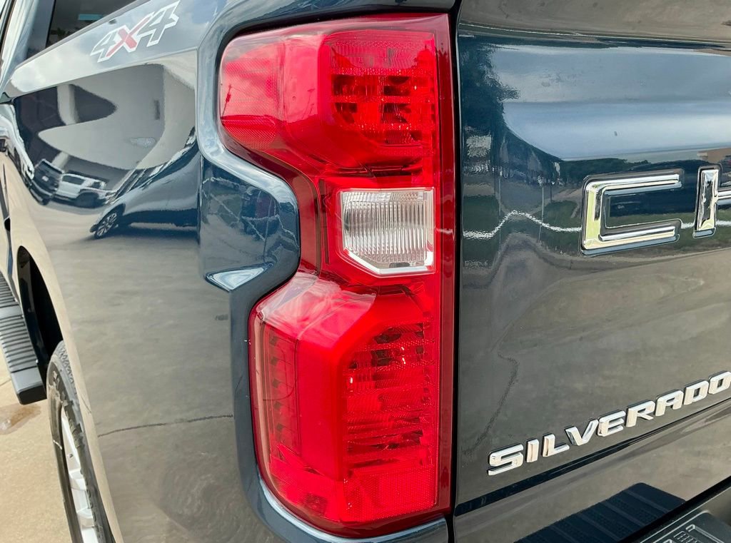 Used 2020 Chevrolet Silverado 1500 LT w/ LT Value Package AWD/4WD image 14