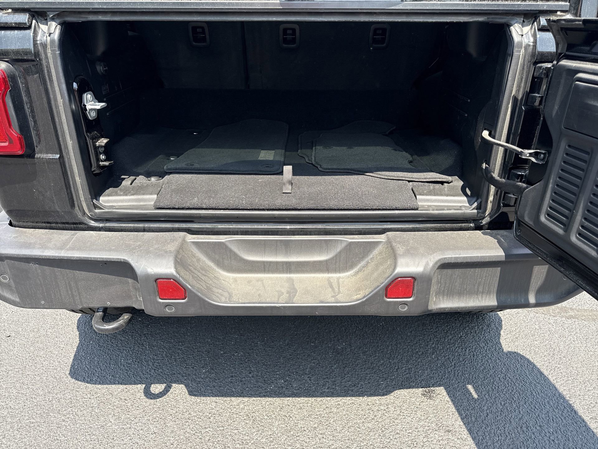 Used 2025 Jeep Wrangler Unlimited Sahara w/ Safety Group AWD/4WD image 17