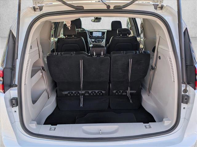 Used 2024 Chrysler Pacifica Touring-L FWD image 6