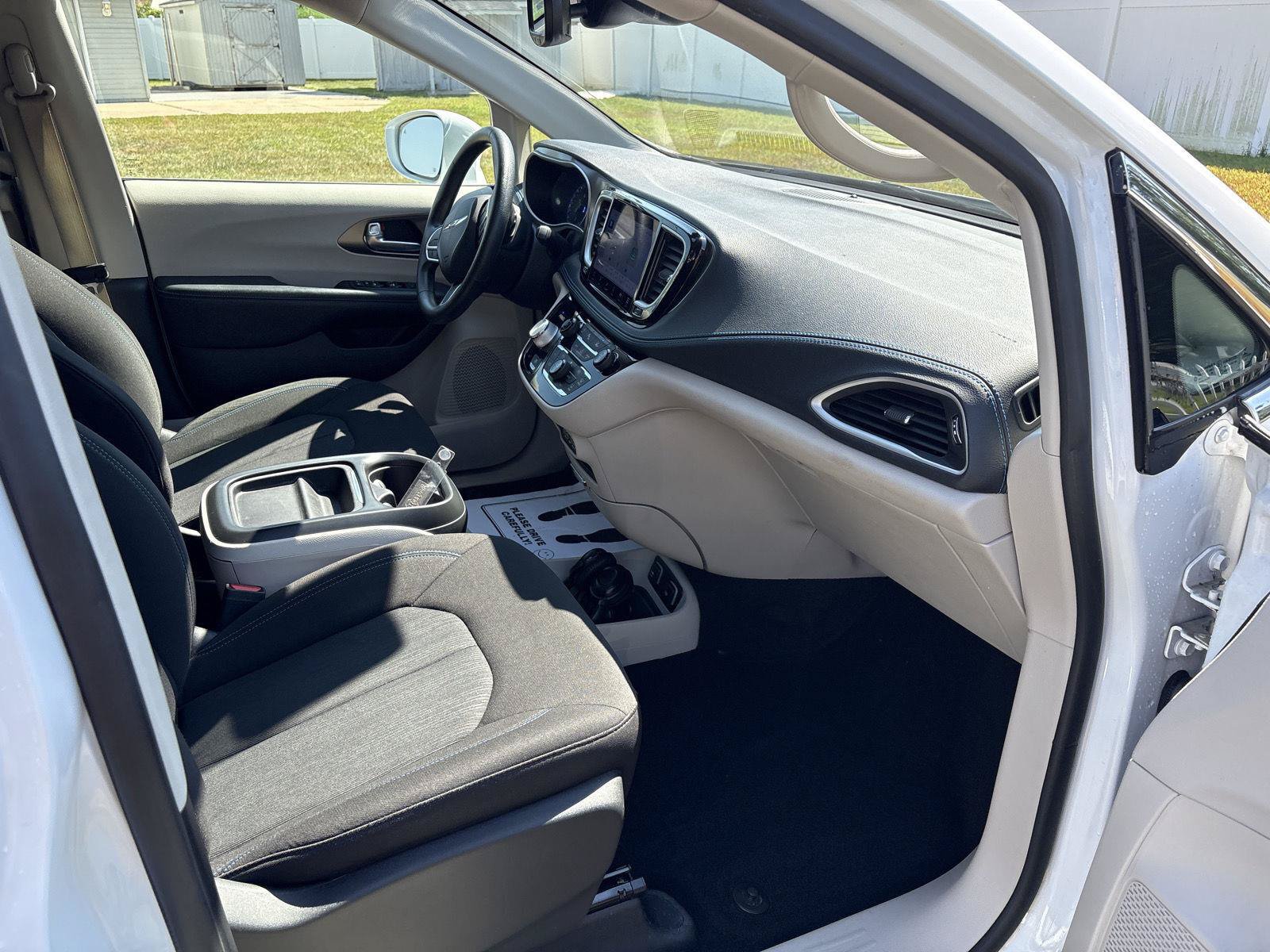 Used 2021 Chrysler Pacifica Touring FWD image 15