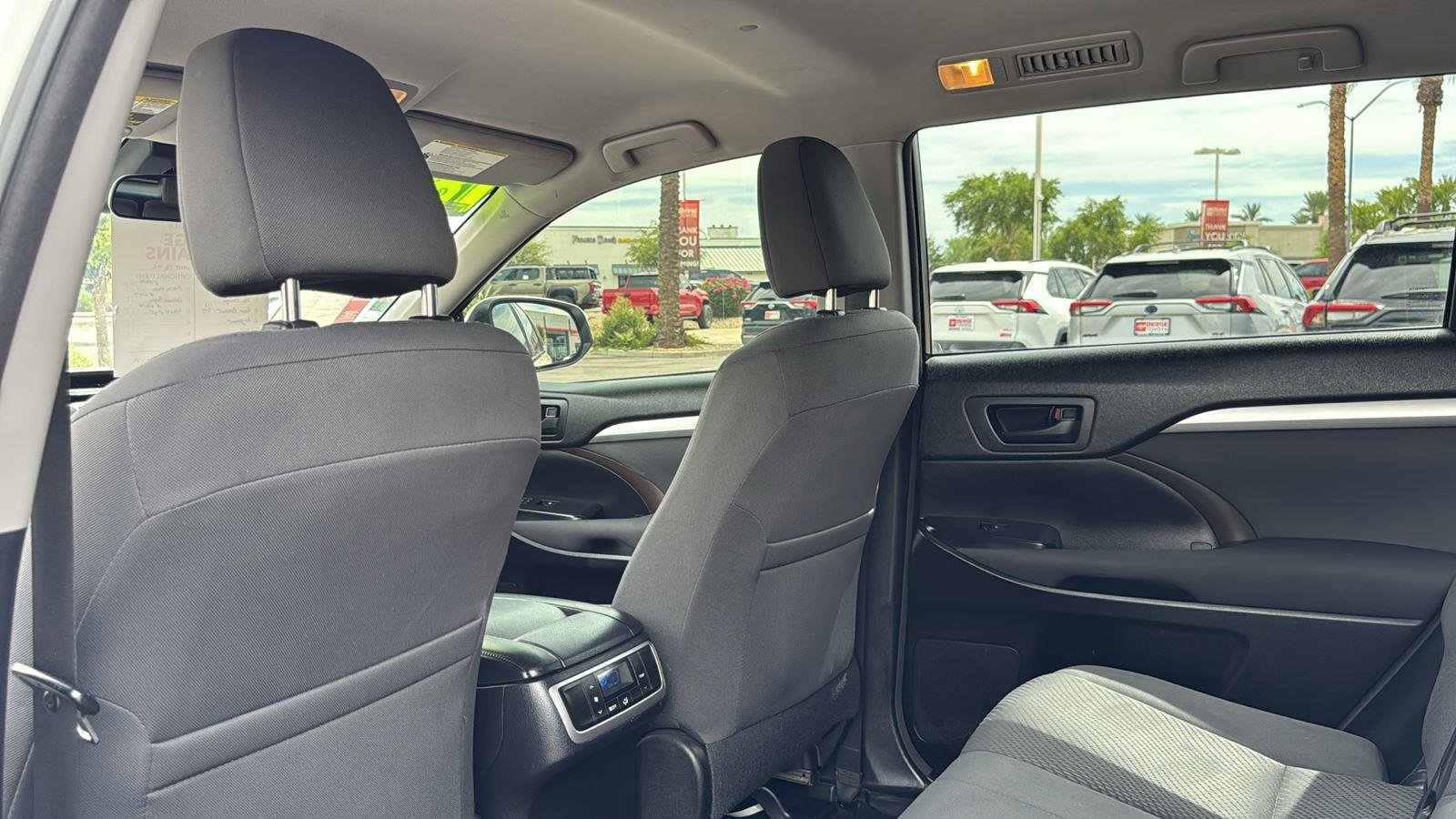 Used 2018 Toyota Highlander LE image 27