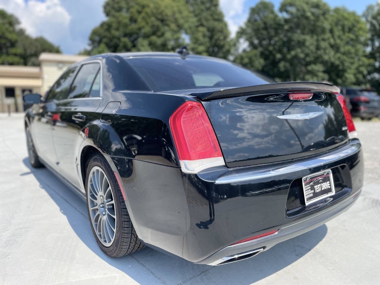 Used 2017 Chrysler 300 Limited RWD image 8