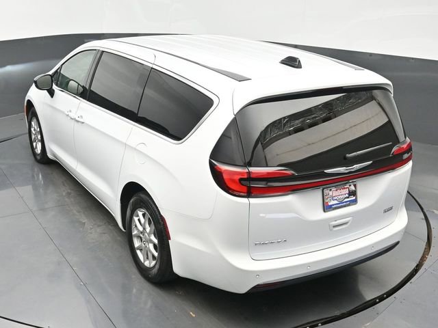Used 2025 Chrysler Pacifica Select image 31