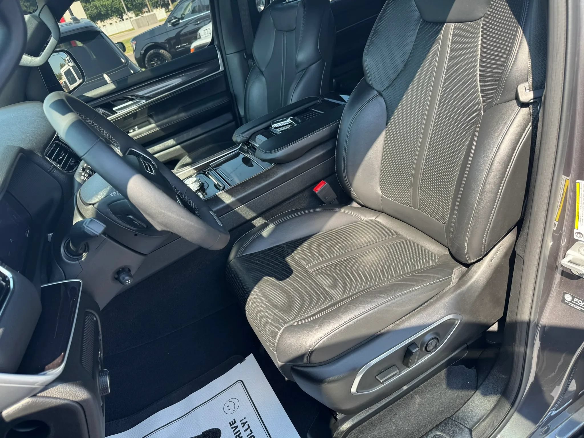 Used 2023 Jeep Wagoneer 4WD w/ Convenience Group I image 4