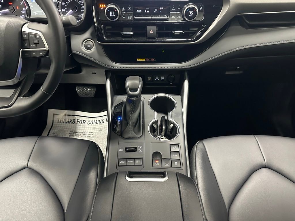 Used 2025 Toyota Highlander XLE image 40