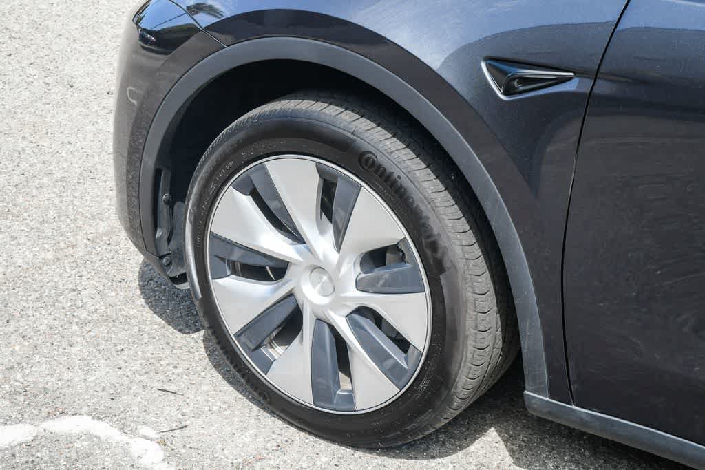 Used 2024 Tesla Model Y 2WD image 11