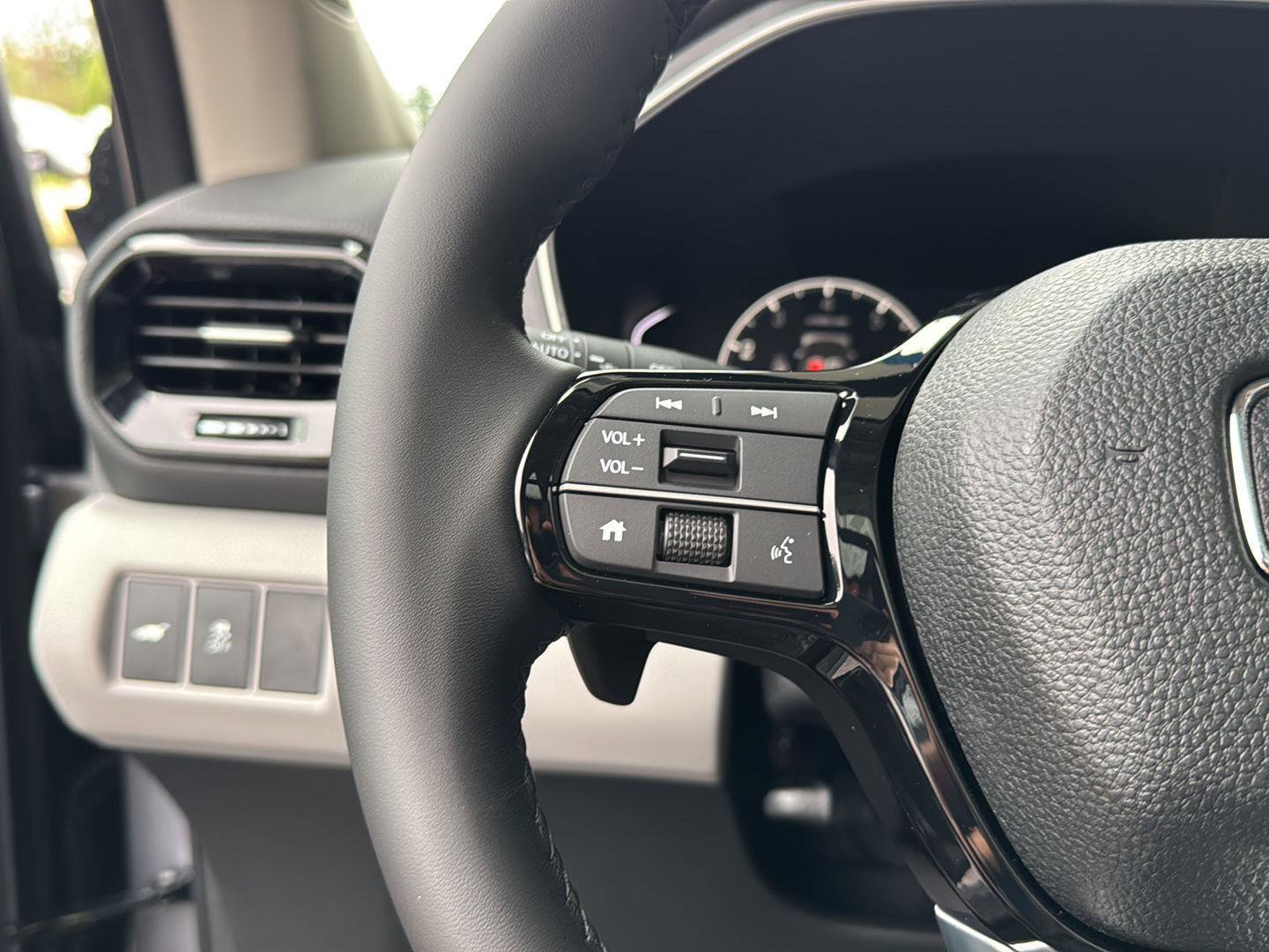 New 2025 Honda Pilot Touring image 18