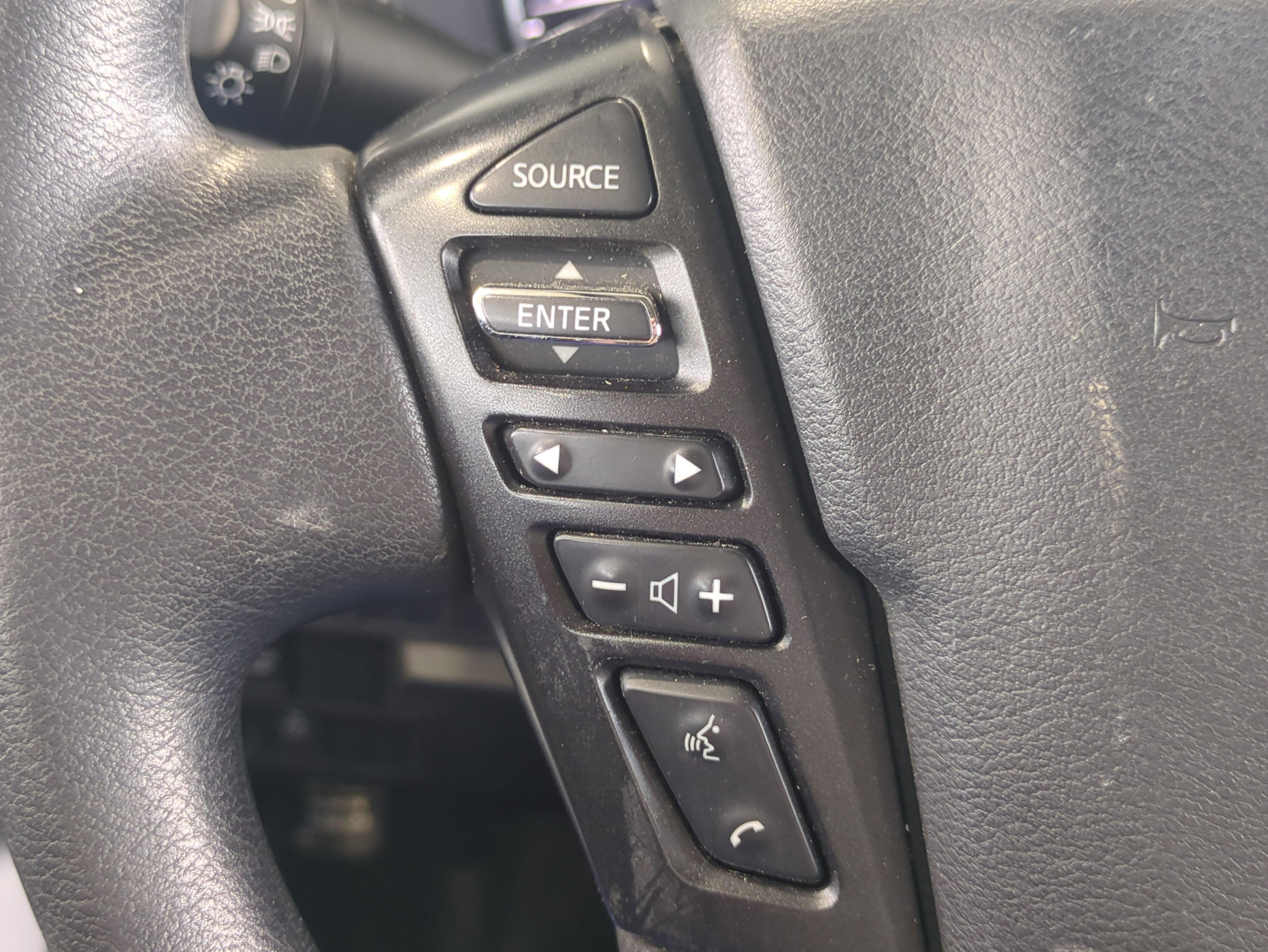 Used 2023 Nissan Frontier SV image 28