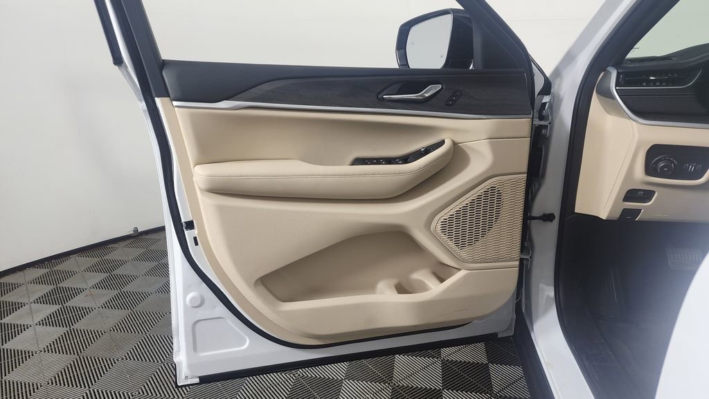 New 2025 Jeep Grand Cherokee Limited image 12