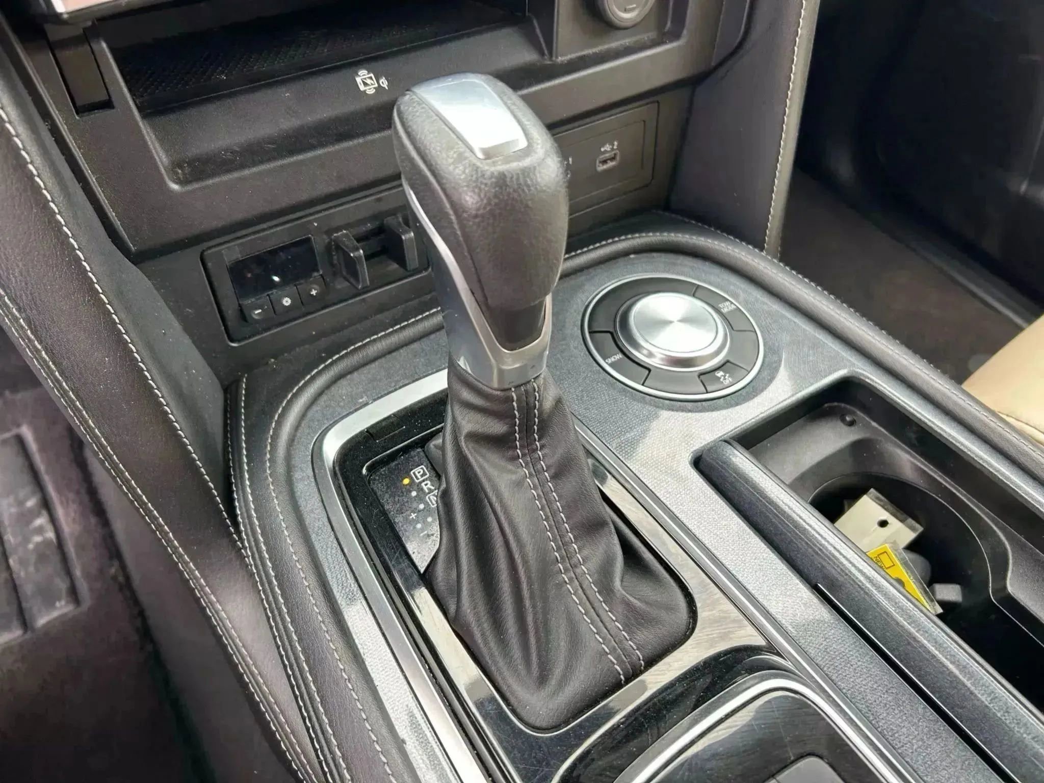 Used 2021 Nissan Armada SV w/ SV Appearance Package image 25