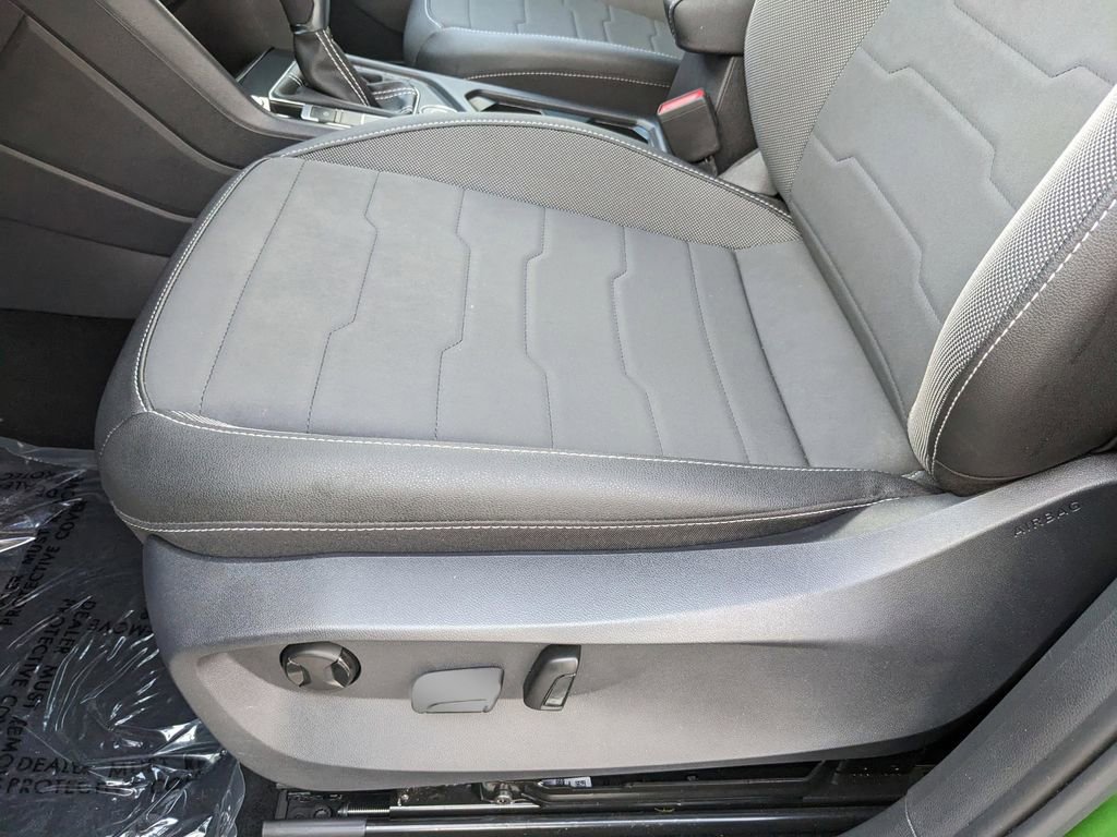 Certified 2025 Volkswagen Taos SE AWD/4WD image 21