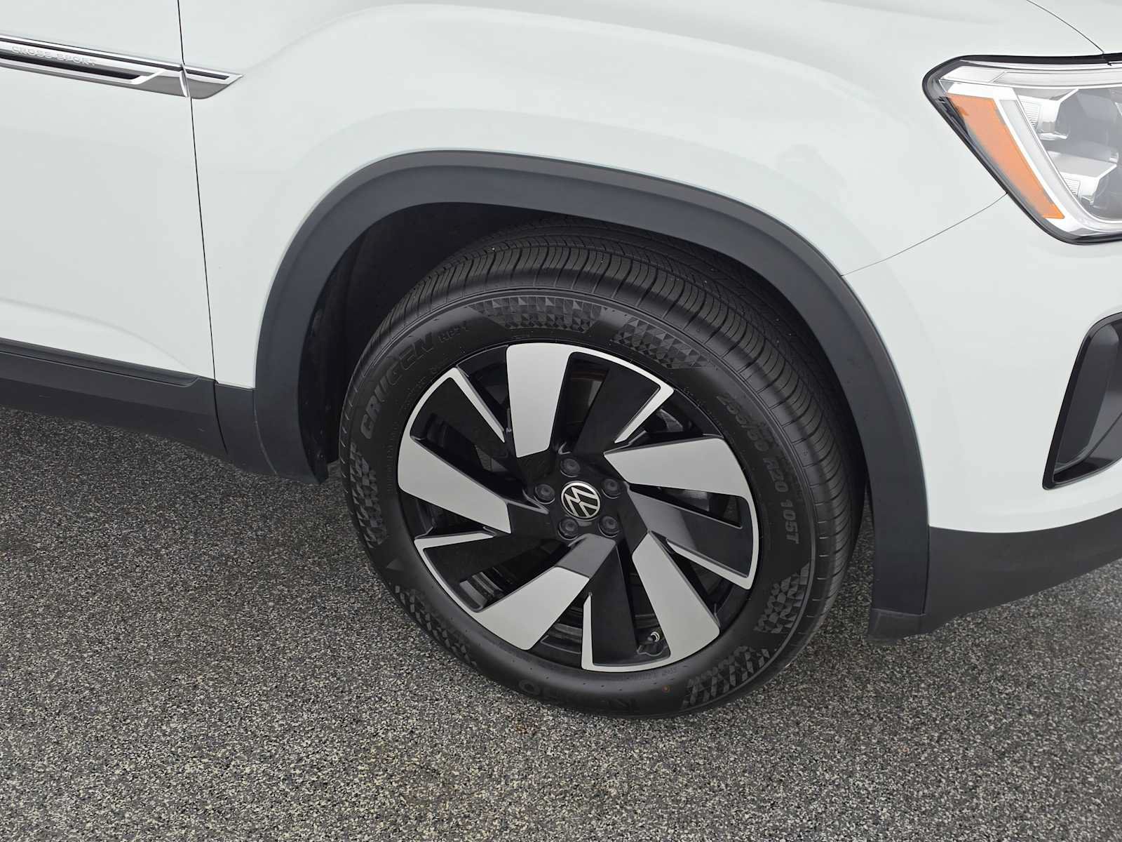 Used 2024 Volkswagen Atlas Cross Sport SE FWD image 9