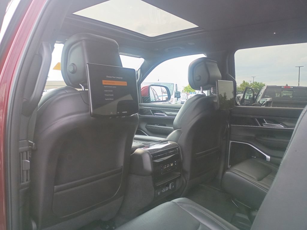 Used 2022 Jeep Wagoneer Series III w/ Premium Group I AWD/4WD image 14