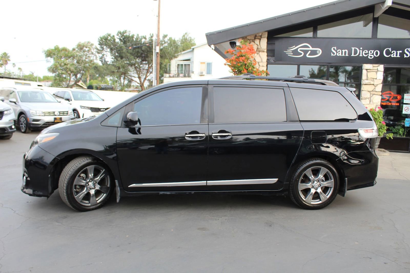 Used 2017 Toyota Sienna SE Premium FWD image 2