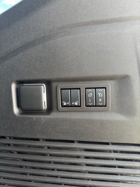 Used 2024 Chevrolet Suburban High Country w/ Advanced Technology Package image 28