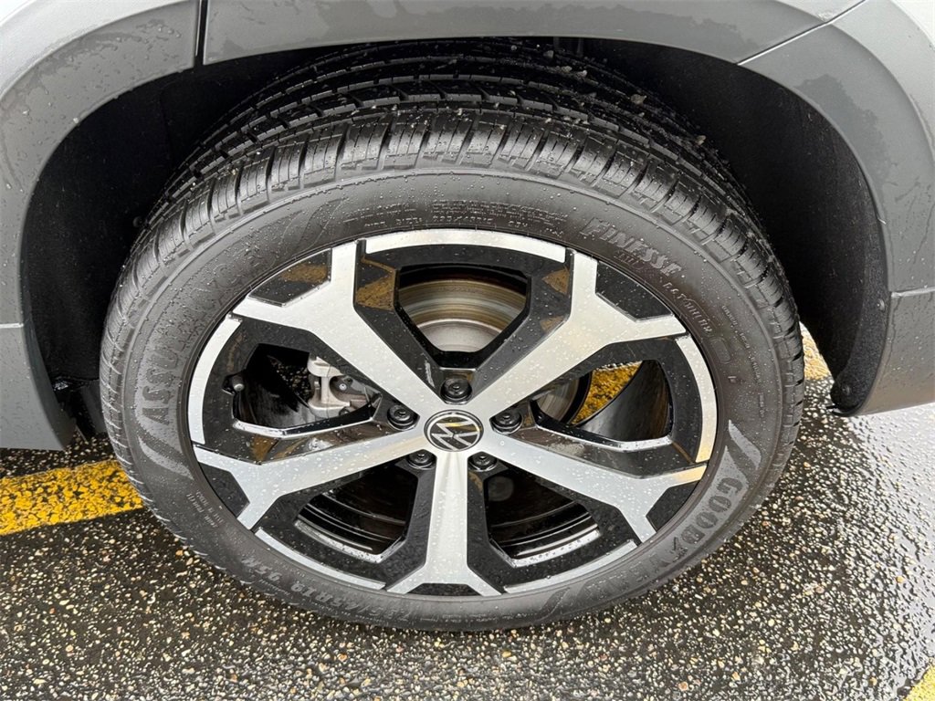 Certified 2025 Volkswagen Taos SEL image 7