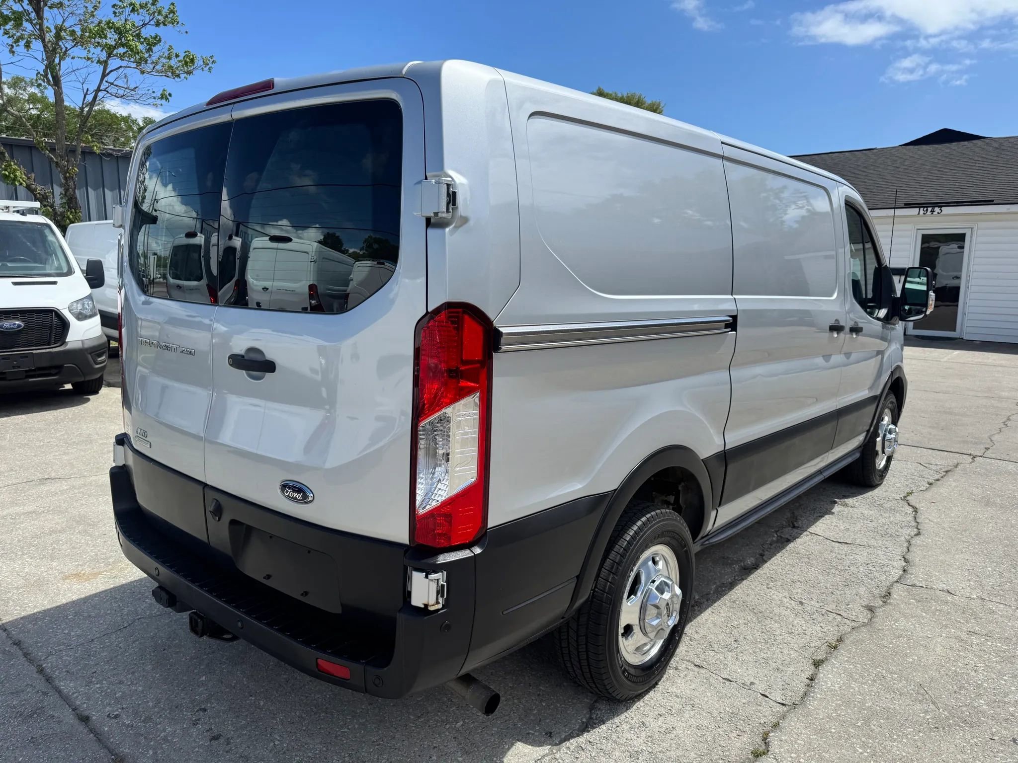 Used 2020 Ford Transit 250 Low Roof AWD image 12