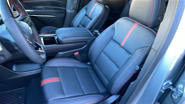 Used 2025 Chevrolet Traverse RS image 11