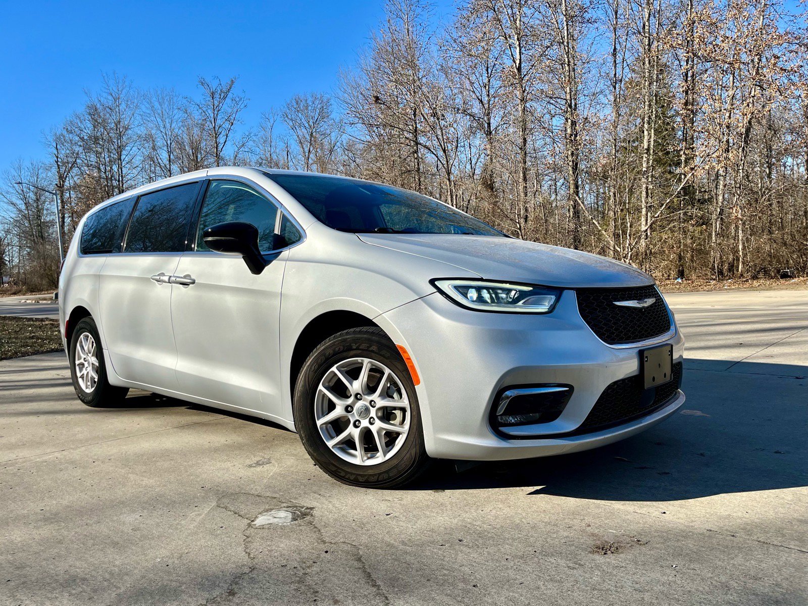 Used 2024 Chrysler Pacifica Touring-L FWD image 1