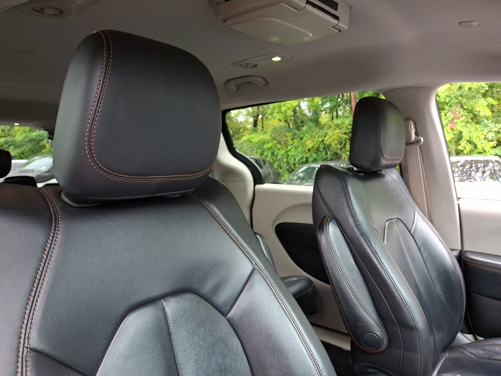 Used 2017 Chrysler Pacifica Touring-L FWD image 9