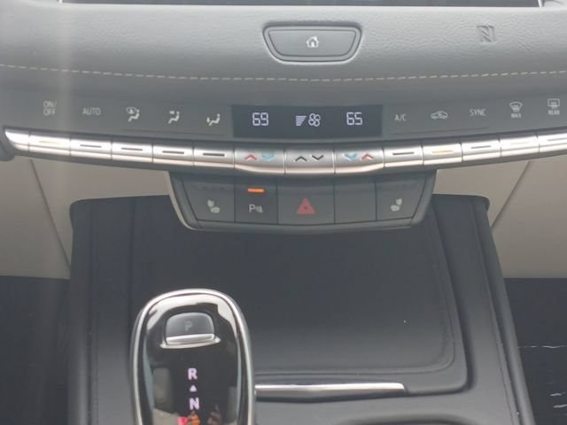 Used 2021 Cadillac XT4 Luxury w/ Cold Weather Package FWD image 4