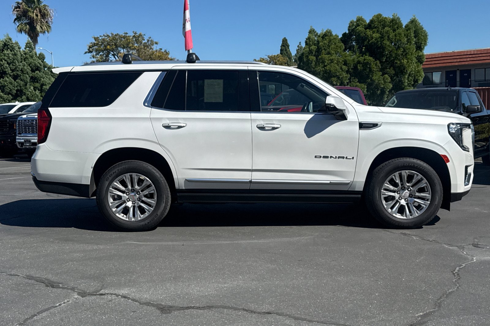 Used 2022 GMC Yukon Denali AWD/4WD image 3