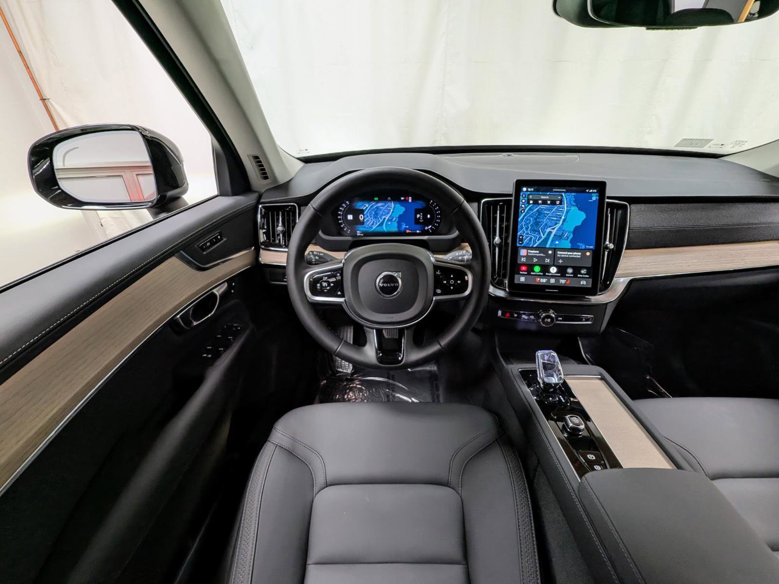 Used 2025 Volvo XC90 B5 Core w/ Protection Package Premier image 2