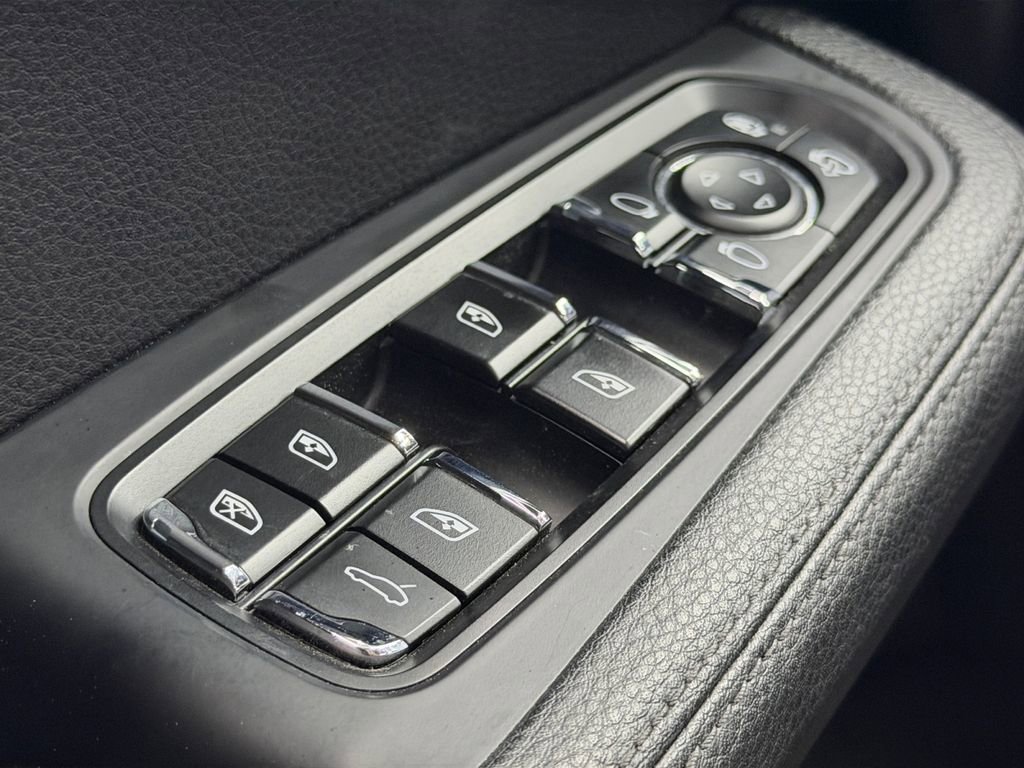 Used 2018 Porsche Macan AWD/4WD image 28