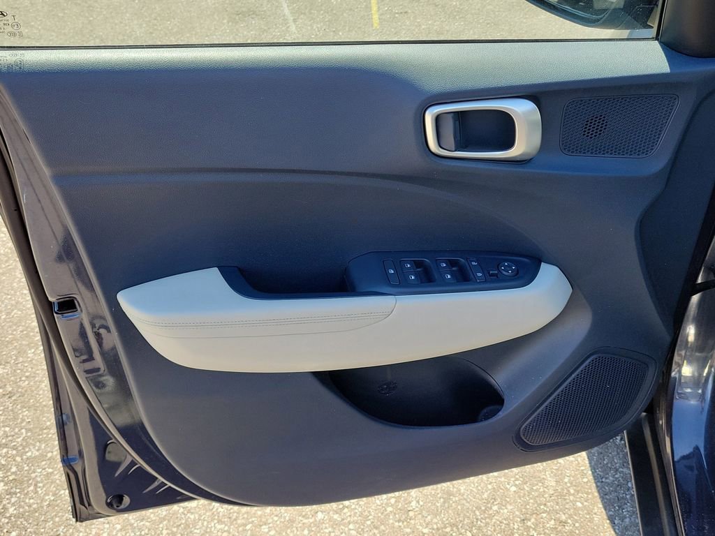 Used 2020 Hyundai Venue FWD image 15