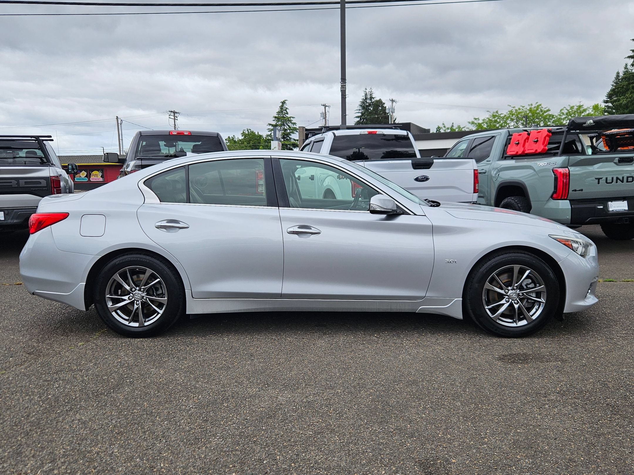 Used 2017 INFINITI Q50 Signature Edition w/ All Weather Package (L93) AWD/4WD image 6