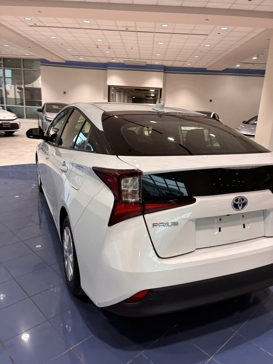 Used 2021 Toyota Prius L Eco w/ Carpet Mat Package (TMS) image 2