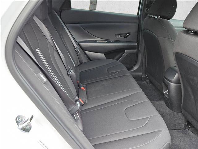 Certified 2025 Hyundai Elantra SEL image 17