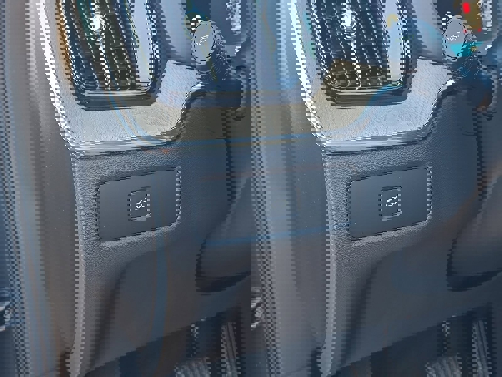 New 2026 Volvo XC60 B5 Core w/ Climate Package image 10