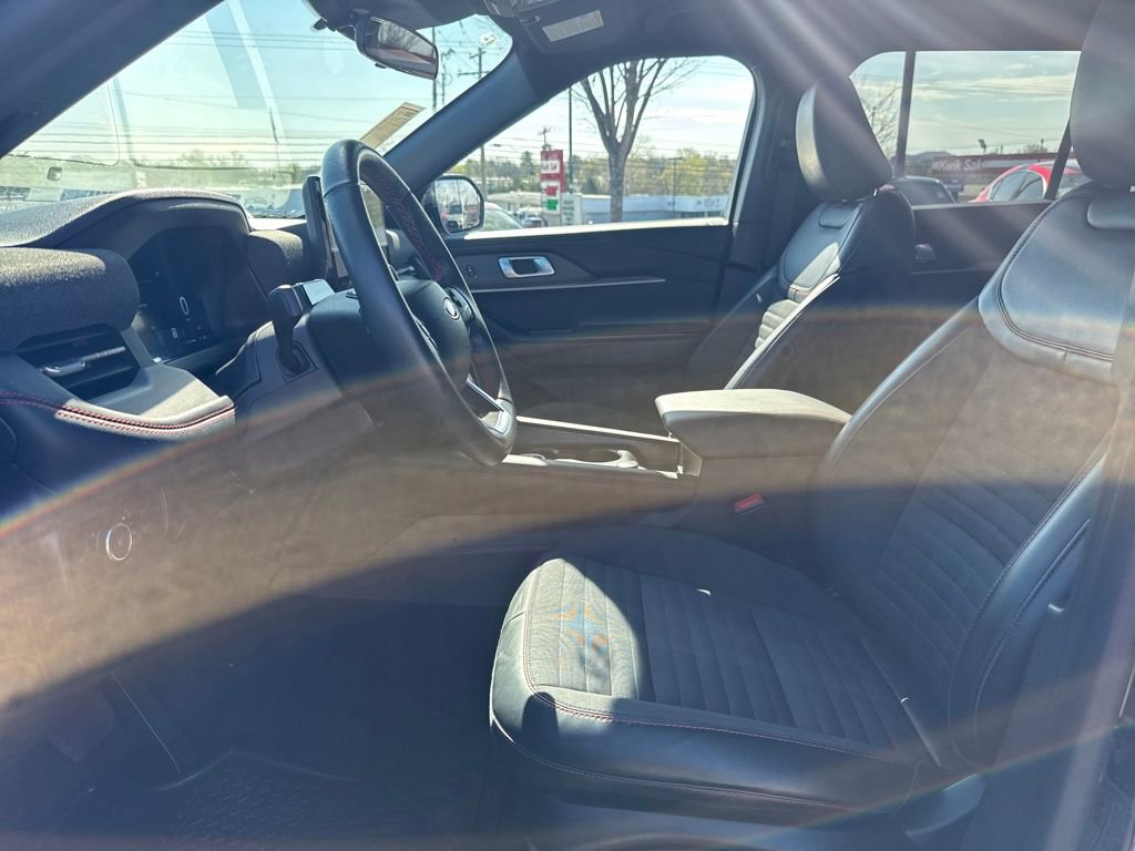 Used 2025 Ford Explorer ST-Line w/ ST-Line Street Pack image 9