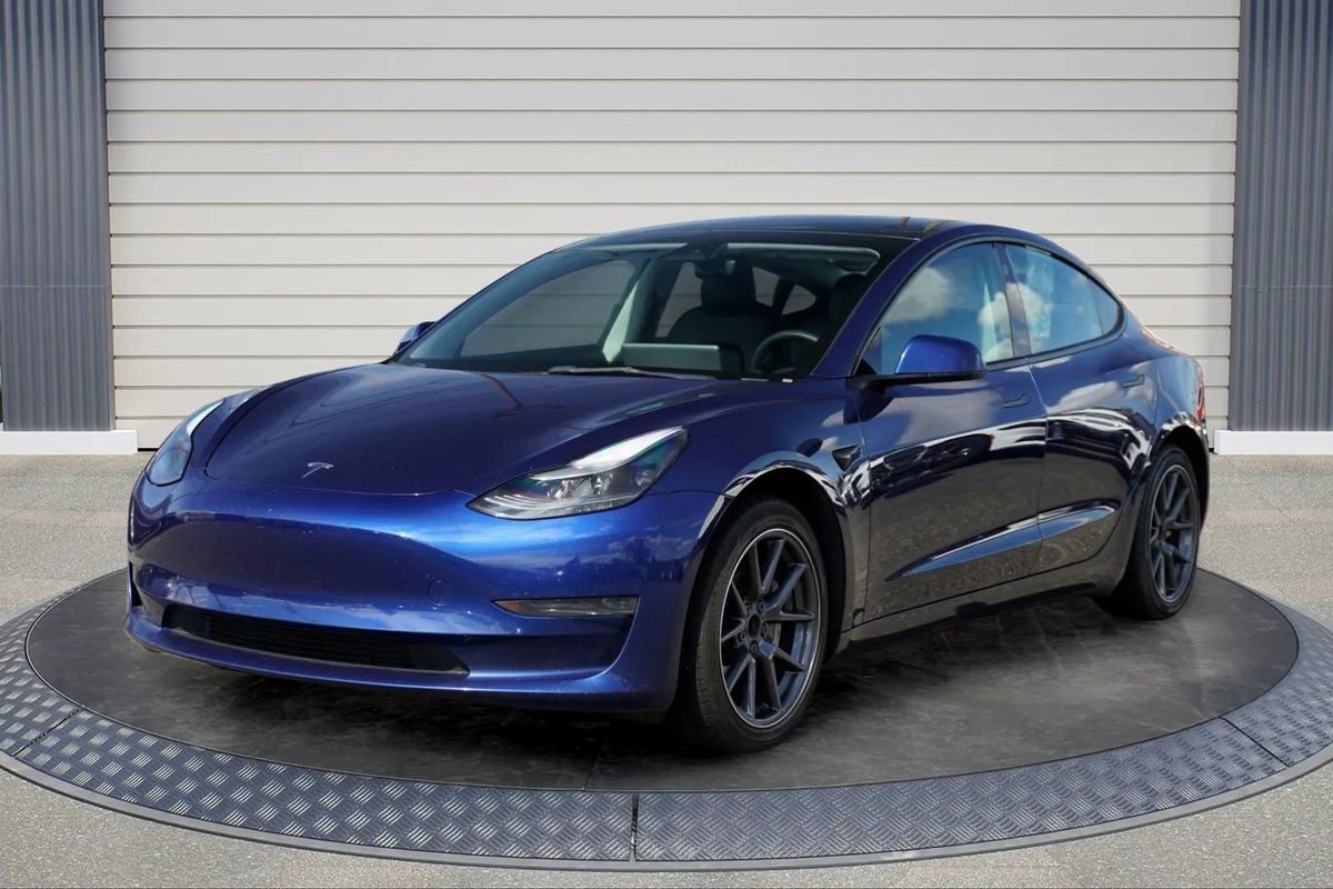 Used 2023 Tesla Model 3 Standard Range image 3