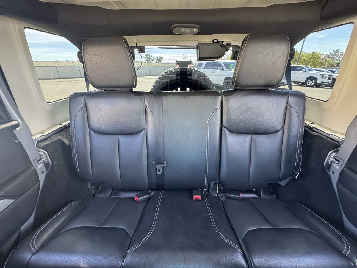 Used 2016 Jeep Wrangler Unlimited Sahara w/ Connectivity Group image 32