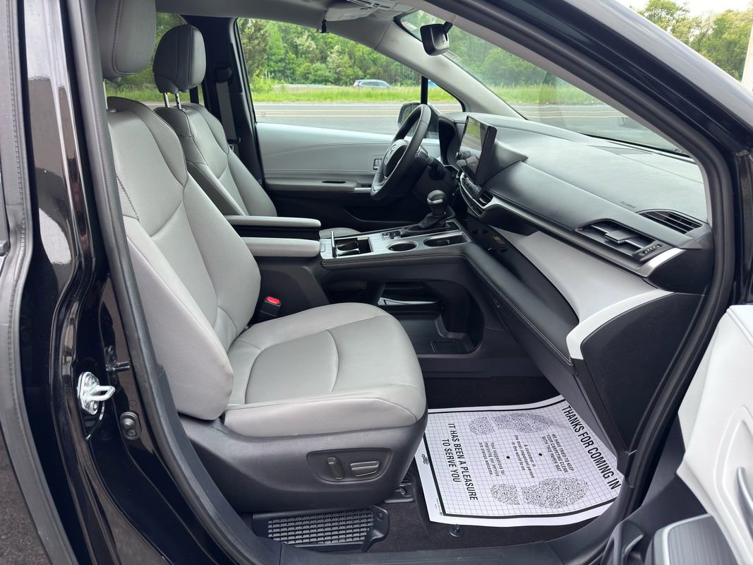 Used 2025 Toyota Sienna XLE FWD image 33